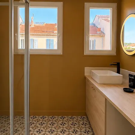 Sanary Apartments *